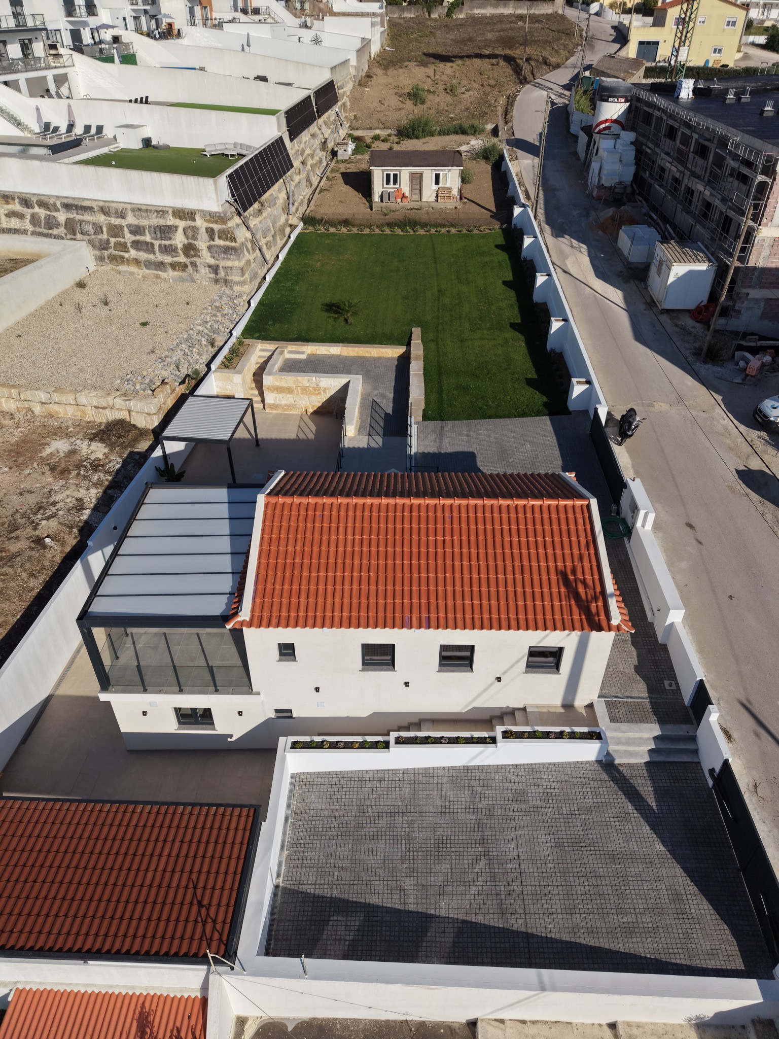 Vista aérea da moradia, dos terraços e do jardim