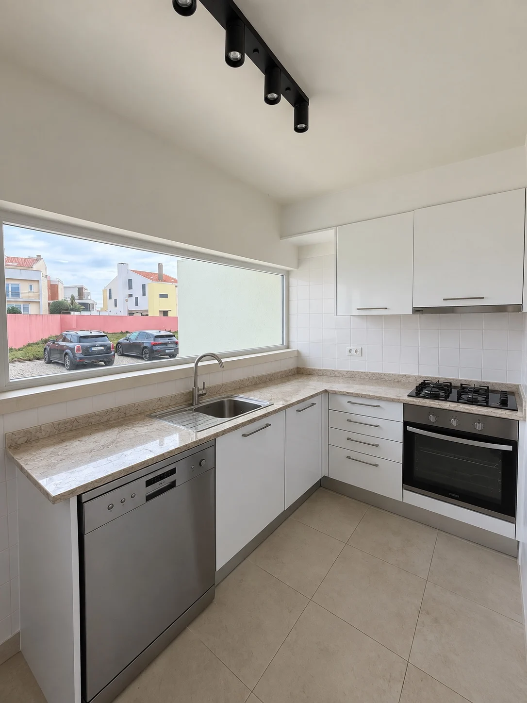 Separate equipped kitchen