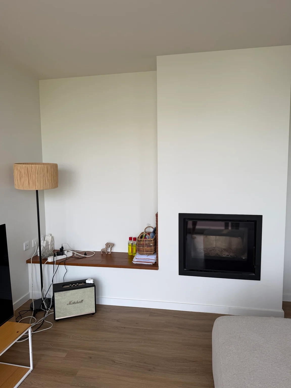 Living-room fireplace with enclosed heating insert